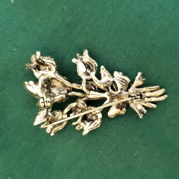 Lovely Floral Pin - Picture 4 of 4